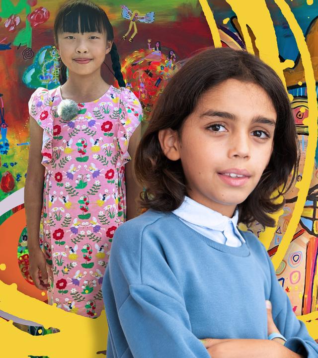 Nahaufnahmen eines Jungen mit schulterlangem Haar und eines Mädchen mit langen Zöpfen und buntgemustertem Kleid in eine Montage aus Kinderzeichnungen.