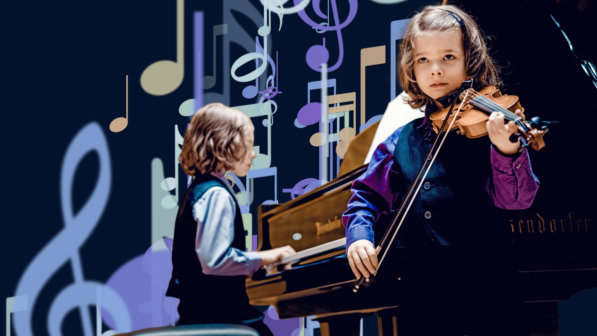 Zwei musizierende Kinder. Der Junge rechts hält eine Geige, der Junge links hinten spielt am Klavier.