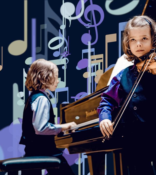 Zwei musizierende Kinder. Der Junge rechts hält eine Geige, der Junge links hinten spielt am Klavier.