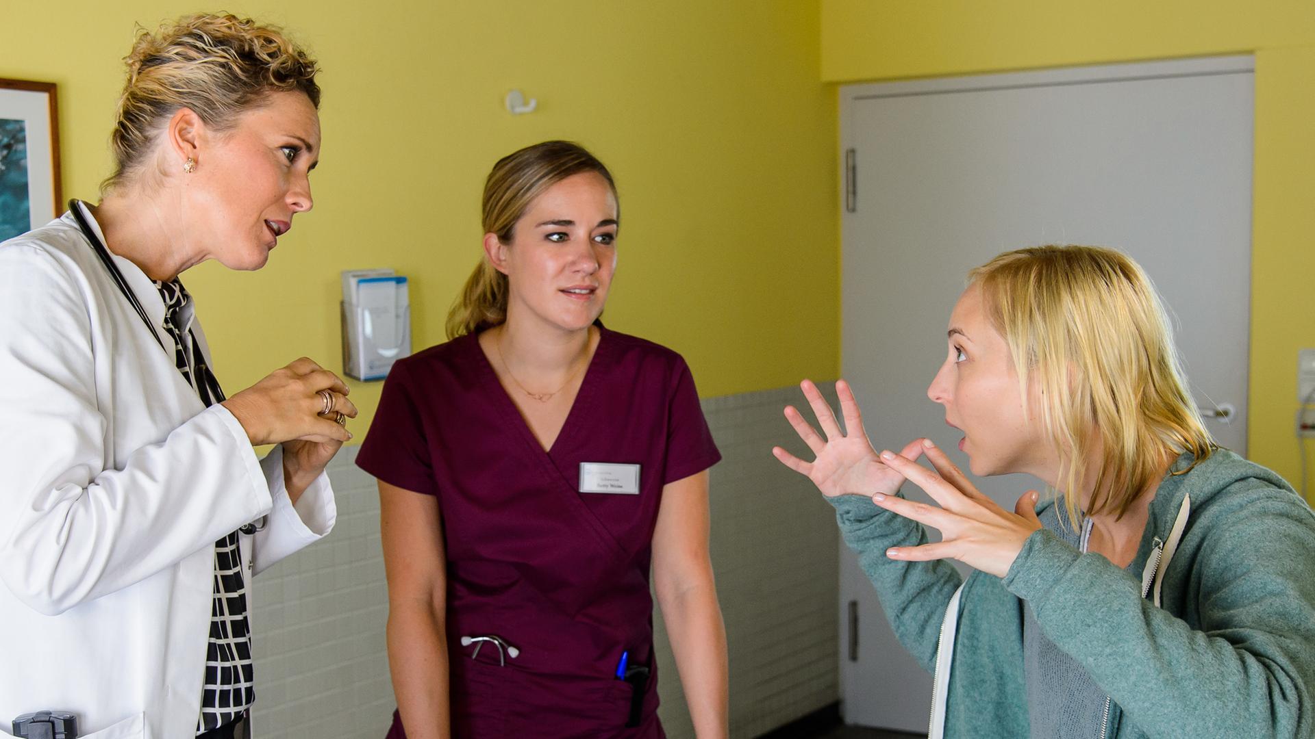 Dr. Helena von Arnstett (Claudia Hiersche), Betty Weiss (Annina Hellenthal) und Franziska Freytag (Cordula Zielonka)