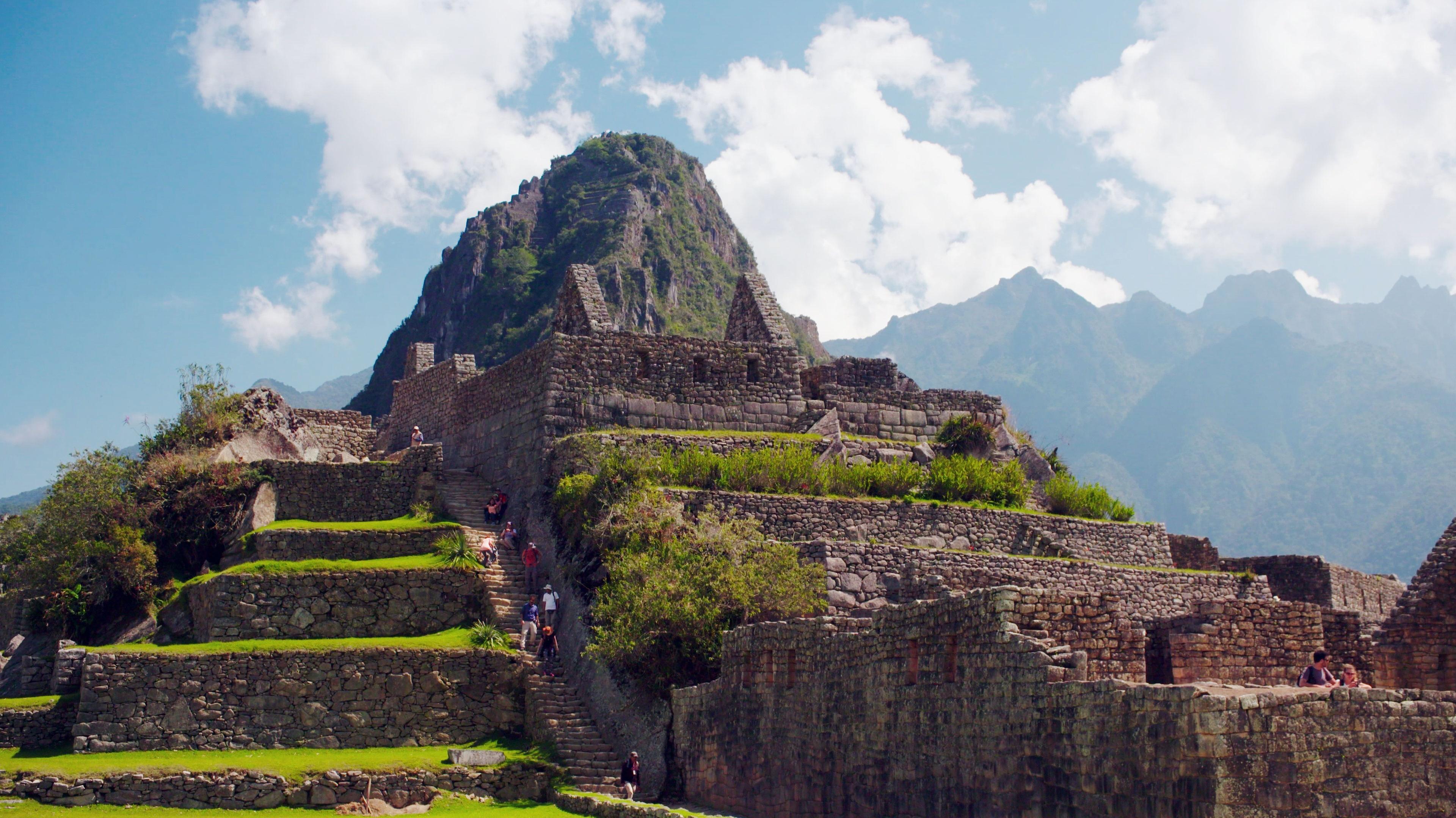 "Wunderwerke der Weltgeschichte: Machu Picchu - Inkastadt in den Wolken": Touristen laufen auf einer Treppe in der Ruinenstadt Machu Picchu.