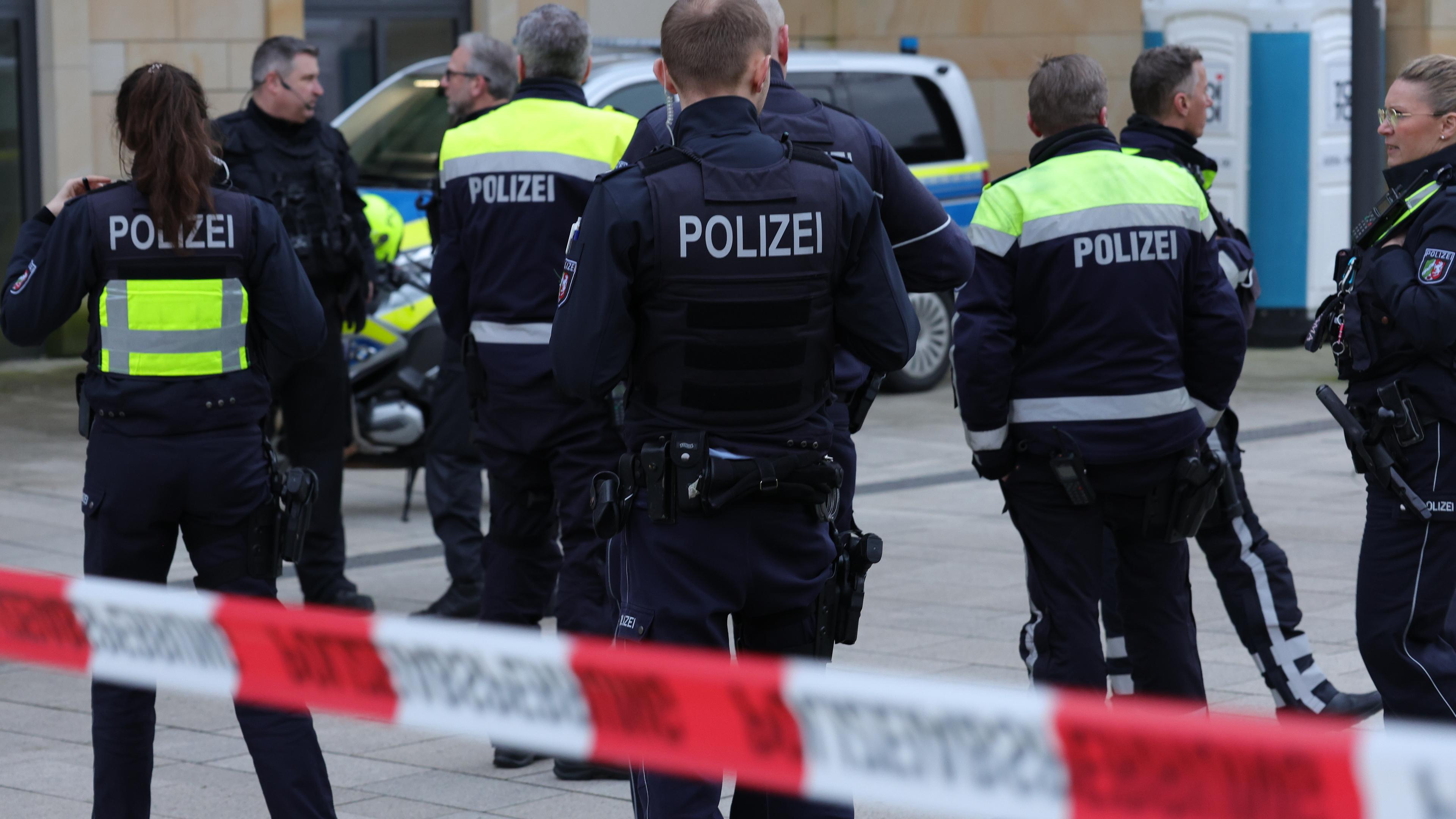 Polizisten stehen vor dem Wuppertaler Hauptbahnhof