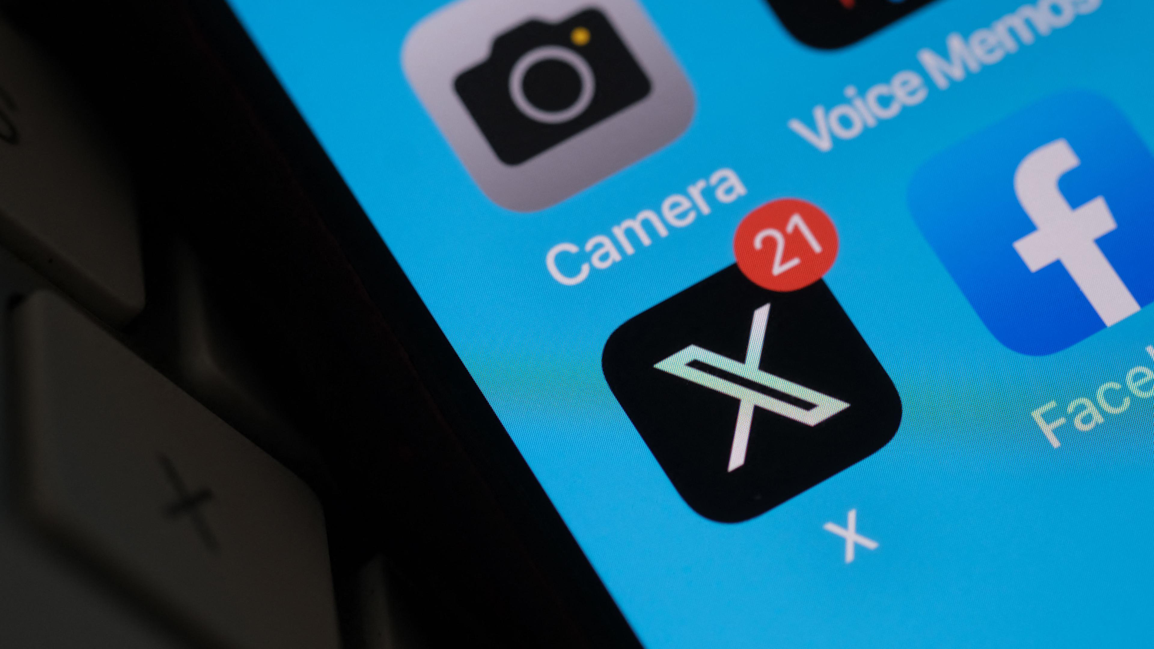 Diese Abbildung zeigt das X-Logo (ehemals Twitter) auf einem Smartphone-Bildschirm