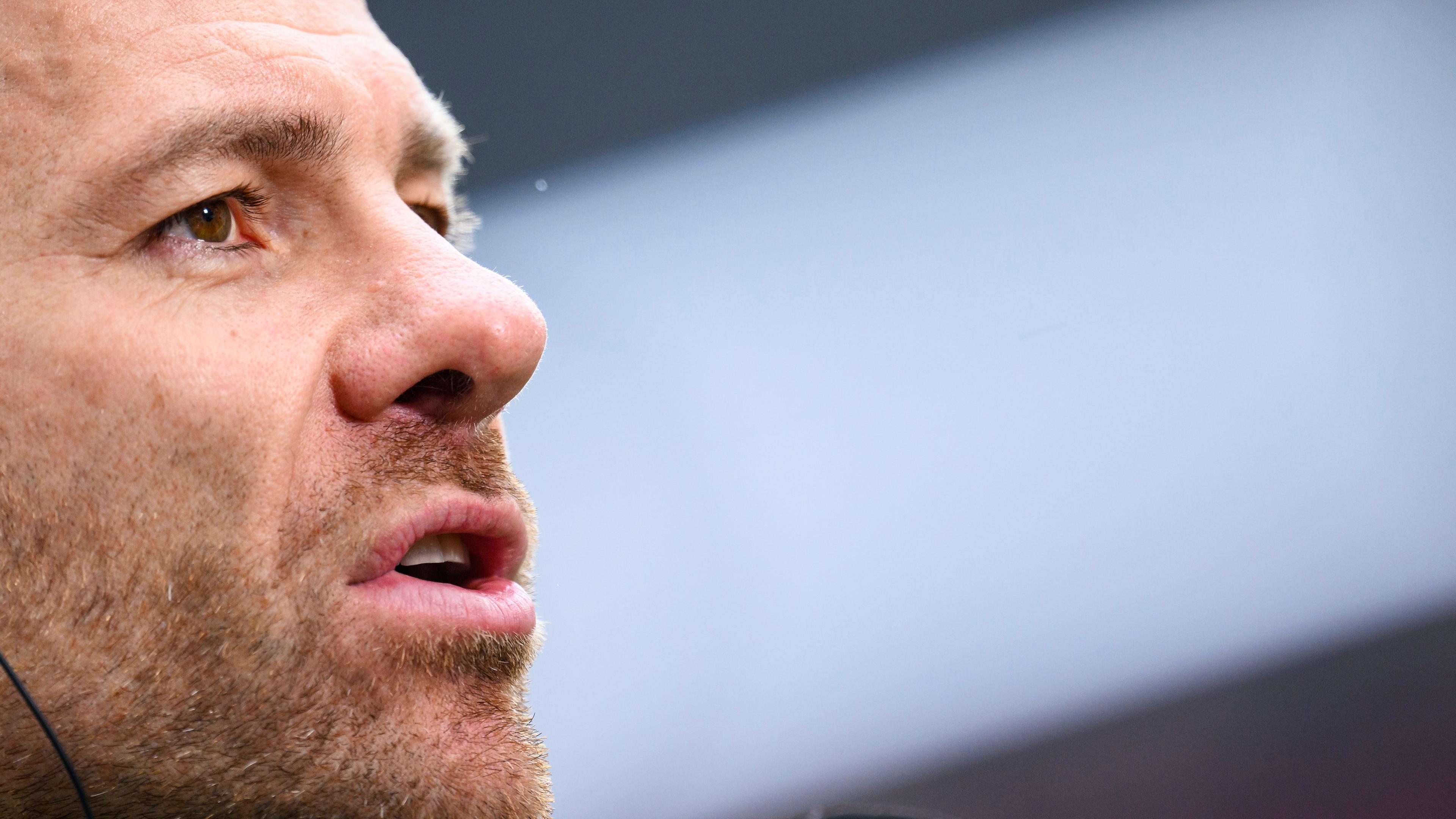 Leverkusens Trainer Xabi Alonso steht vor dem Spiel im Stadion am 17.03.2024.