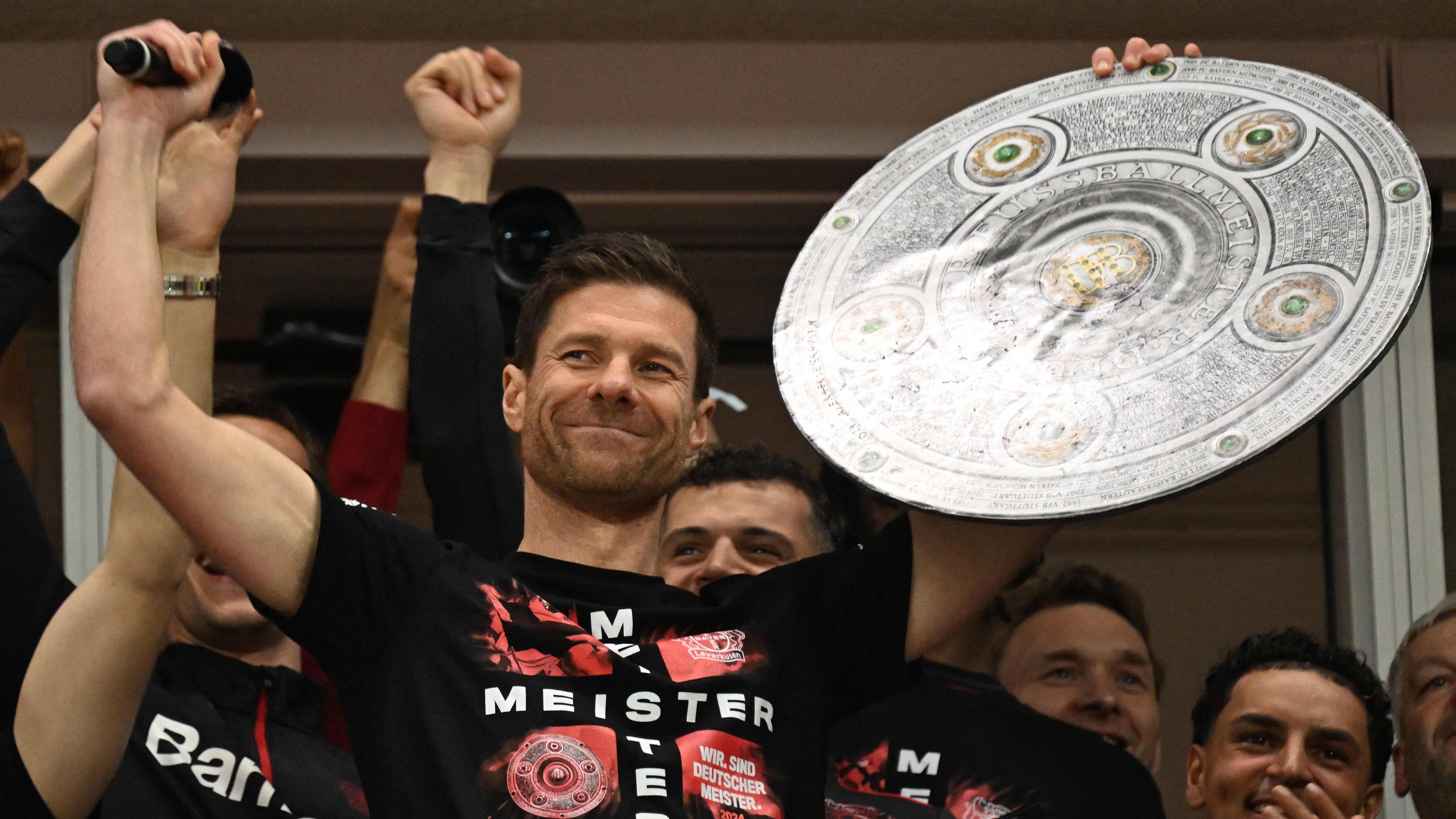 Bayer Leverkusen's Trainer Xabi Alonso feiert den Sieg seiner Mannschaft.