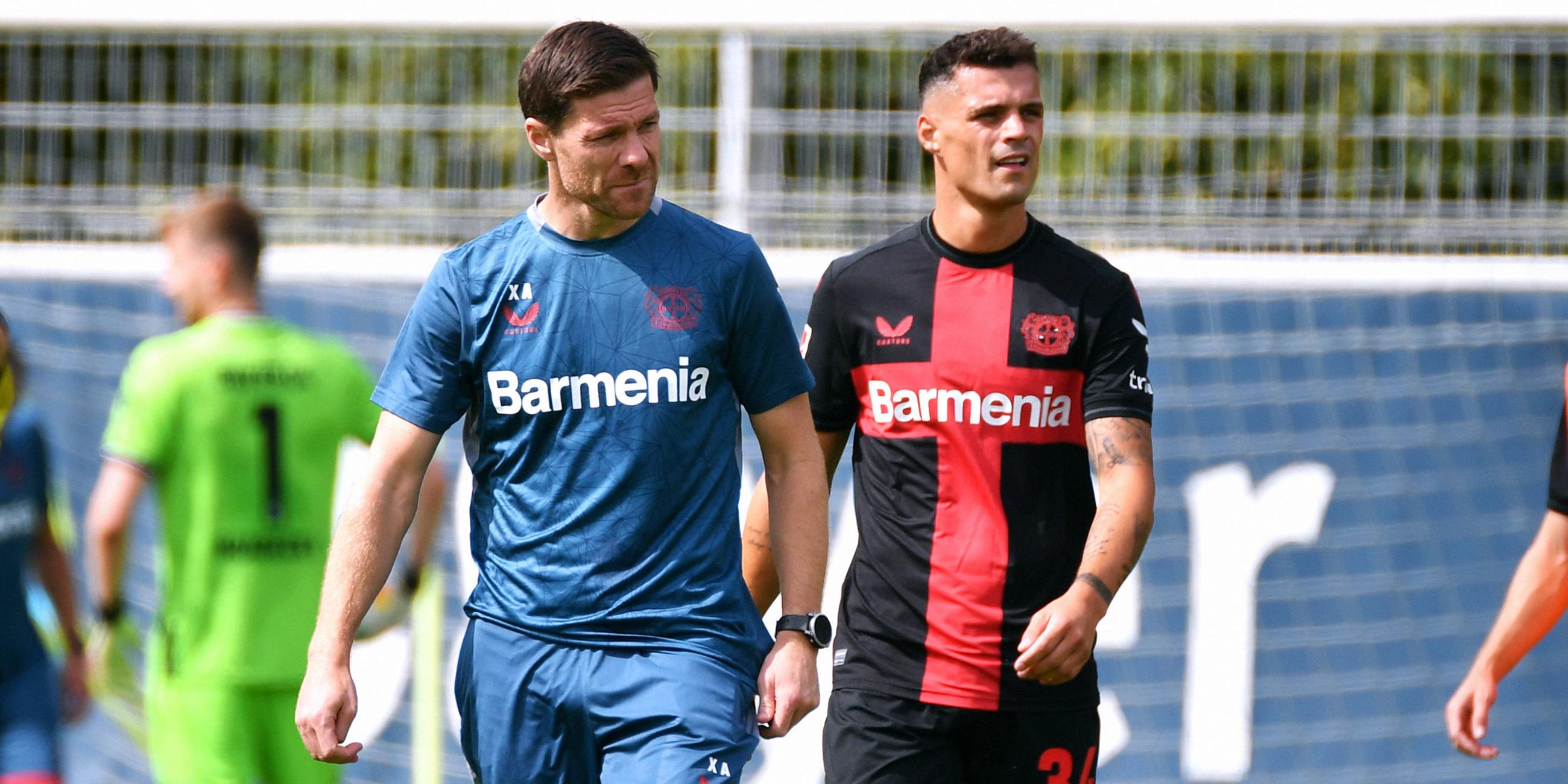 Fußball: Trainer Xabi Alonso und Granit Xhaka von Bayer Leverkusen.