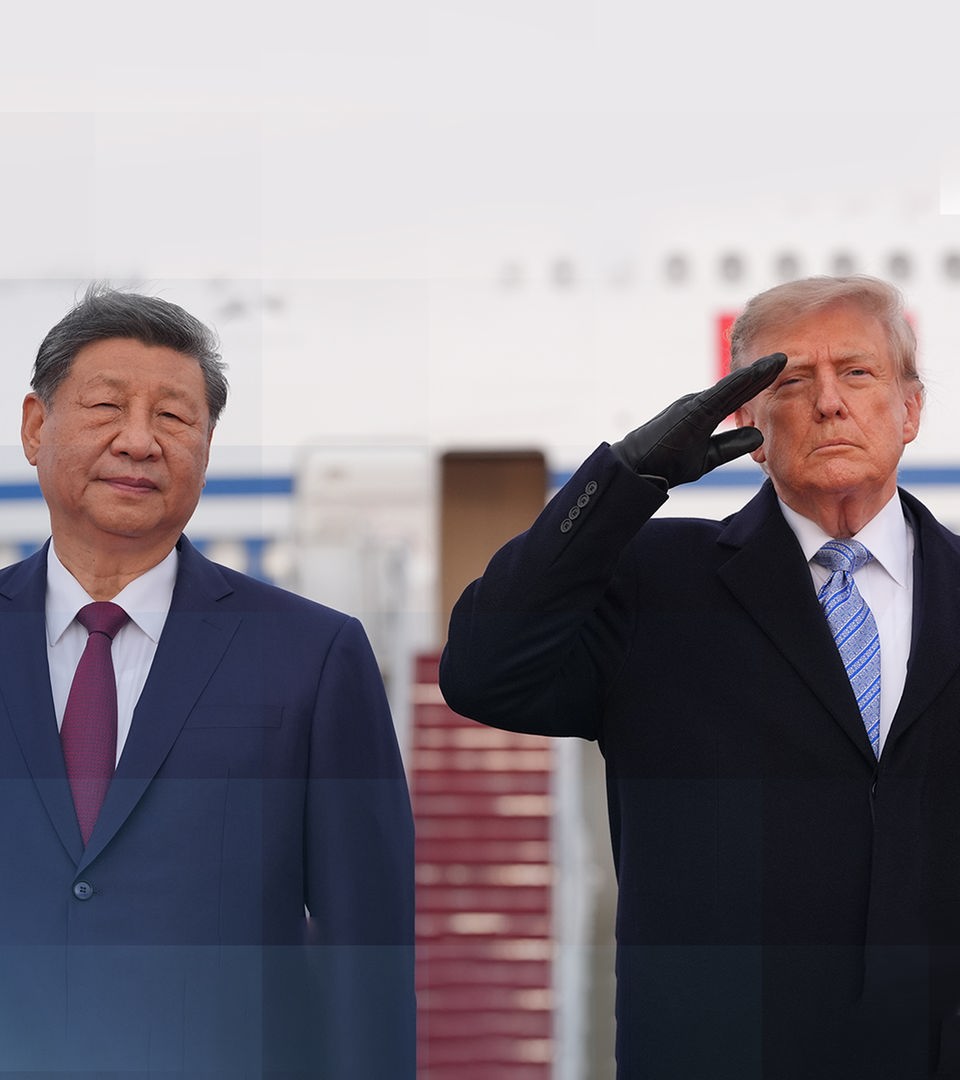 Chinas Staatschef Xi Jinping und US-Präsident Donald Trump stehen vor einem Flugzeug. 