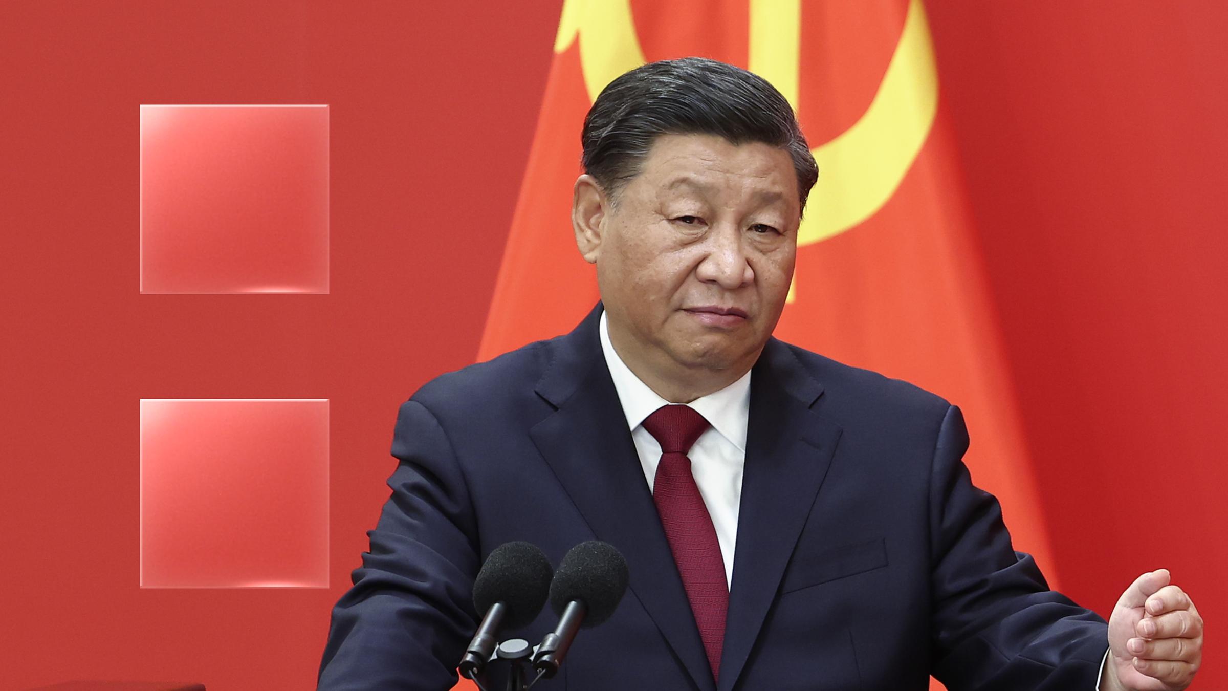  Xi Jinping in Nahaufnahme vor der chinesischen Flagge.