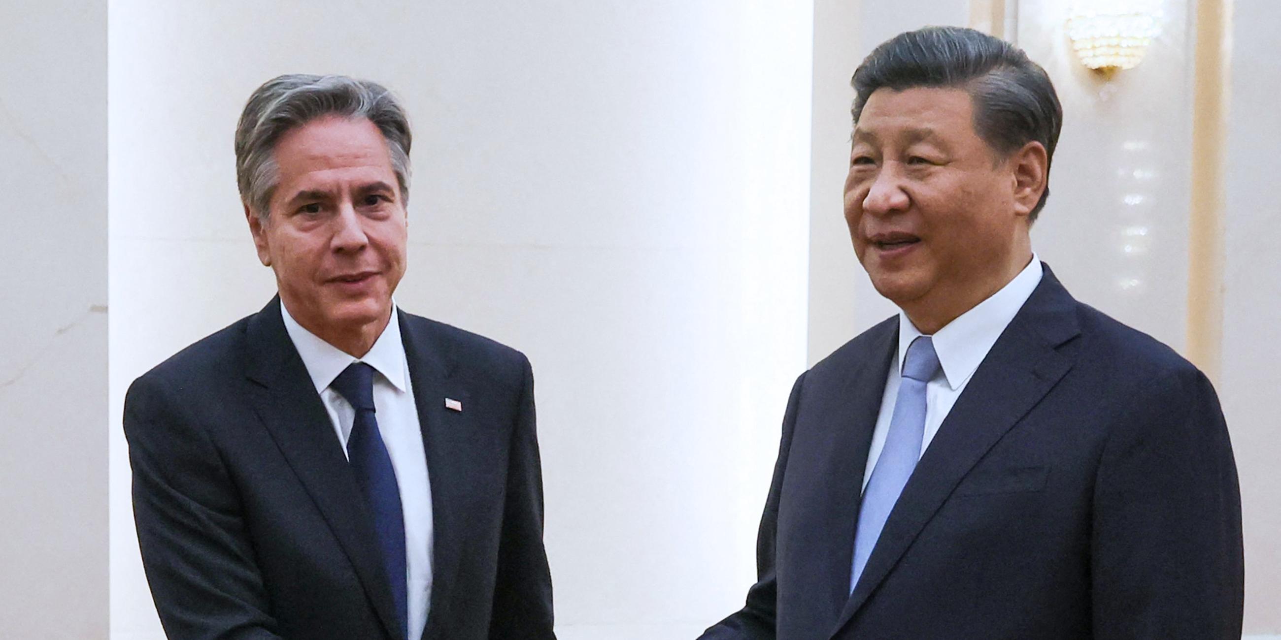 Außenminister Antony Blinken (l.) schüttelt dem chinesischen Präsidenten Xi Jinping die Hand