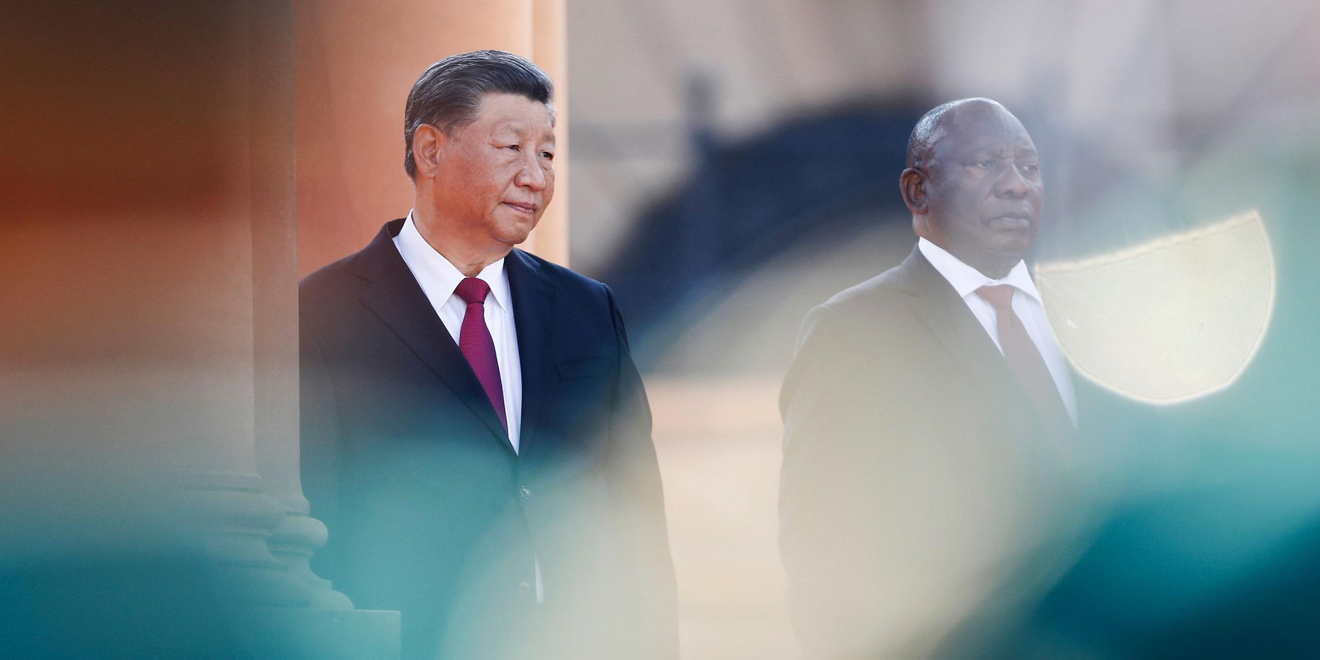 Xi Jinping (l.) und Cyril Ramaphosa, aufgenommen am 22.08.2023 in Pretoria (Südafrika)