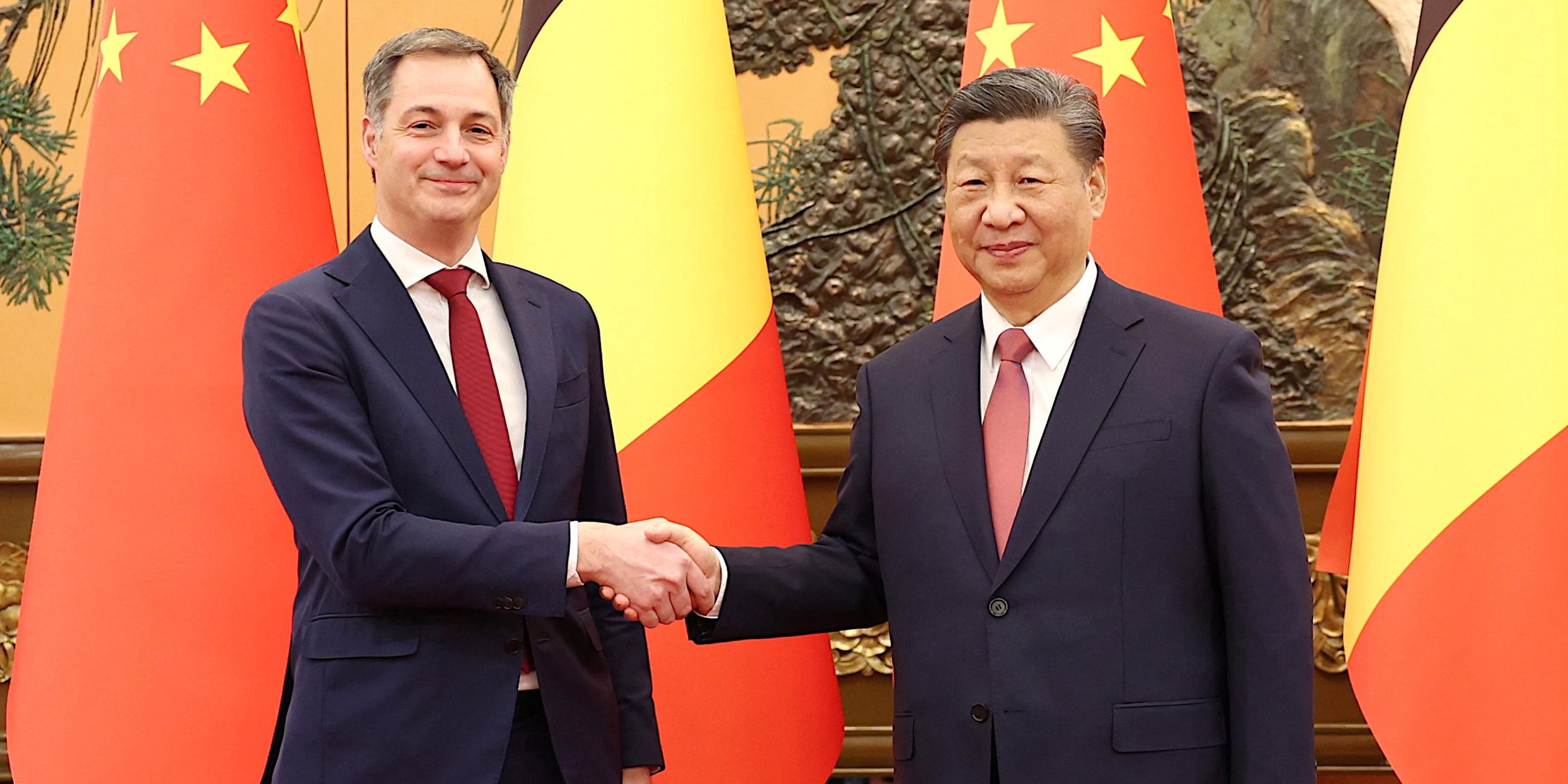 Chinas Präsident Xi Jinping und Belgiens Ministerpräsident Alexander De Croo schütteln Hände am 12. Januar 2024.