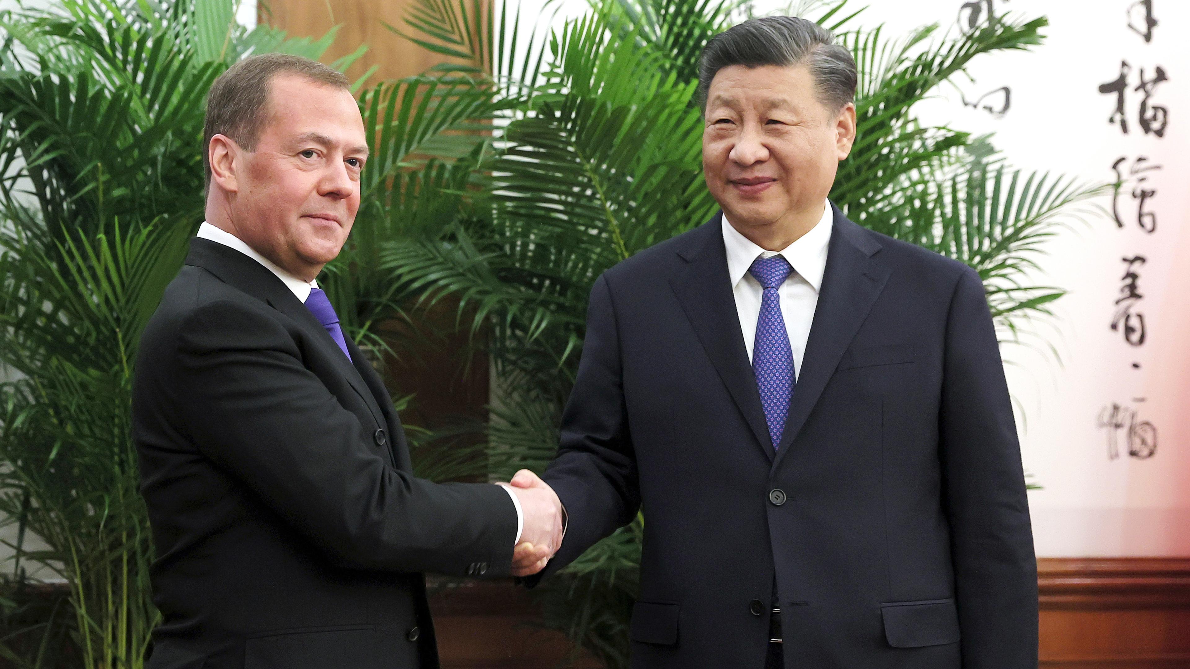 Xi Jinping und Dmitry Medvedev (l.), aufgenommen am 21.12.2022 in Peking (China)