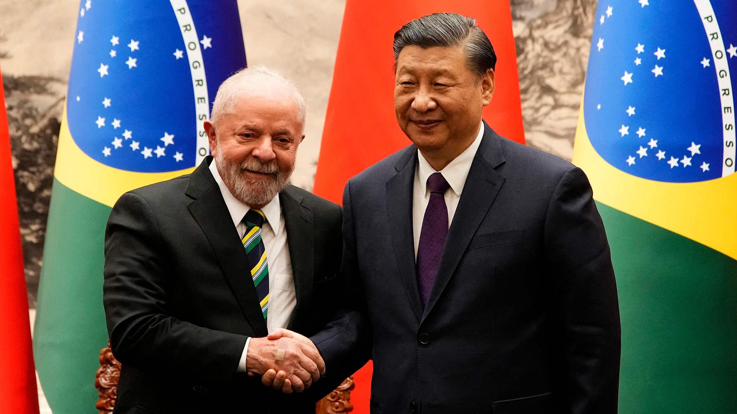 Der chinesische Präsident Xi Jinping (R) und der brasilianische Präsident Luiz Inacio Lula da Silva