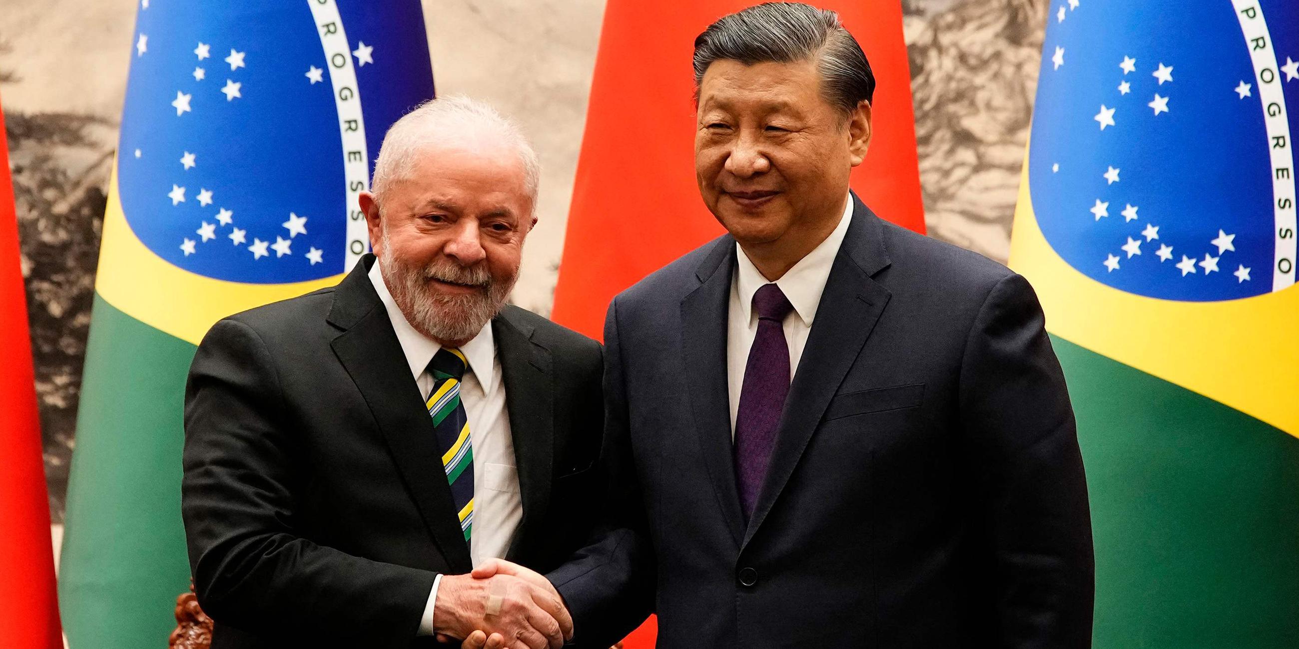 Der chinesische Präsident Xi Jinping (R) und der brasilianische Präsident Luiz Inacio Lula da Silva