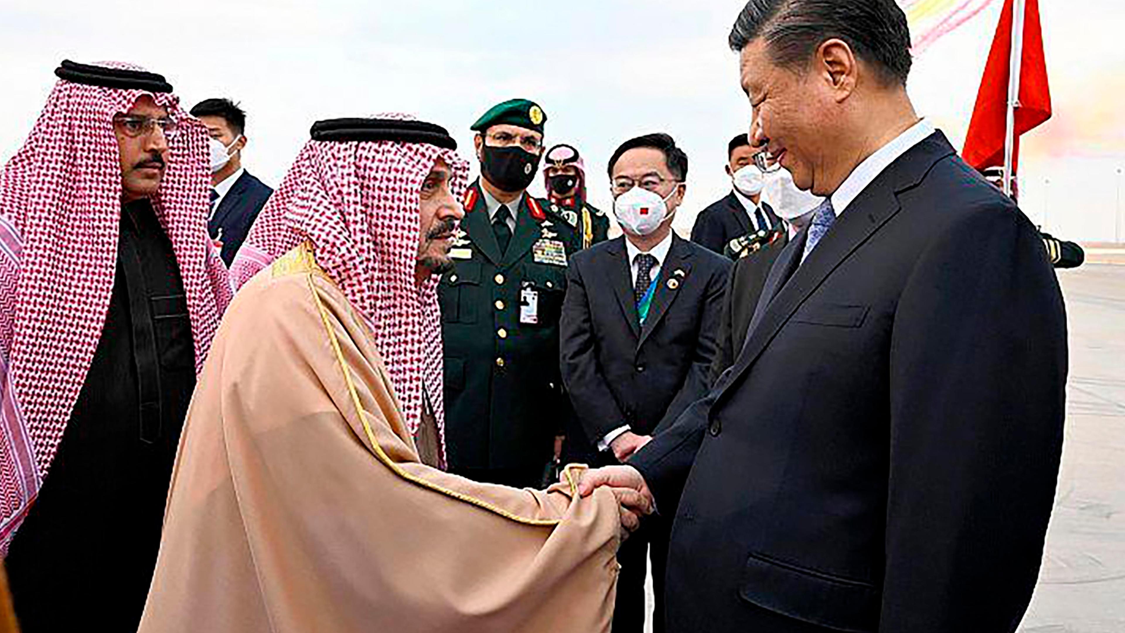 Saudi-Arabien, Riad: Xi Jinping (r), Präsident von China, schüttelt Prinz Faisal bin Bandar Al Saud, Gouverneur von Riad, nach seiner Ankunft die Hand.