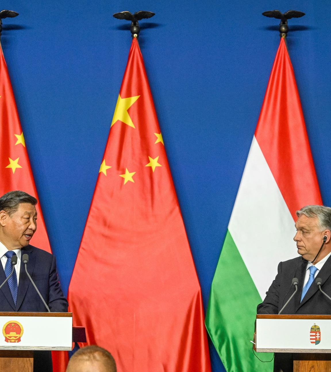 Chinas Staatspräsident XI Jinping und Ungarns Präsident Viktor Orban auf der Bühne einer Pressekonferenz.