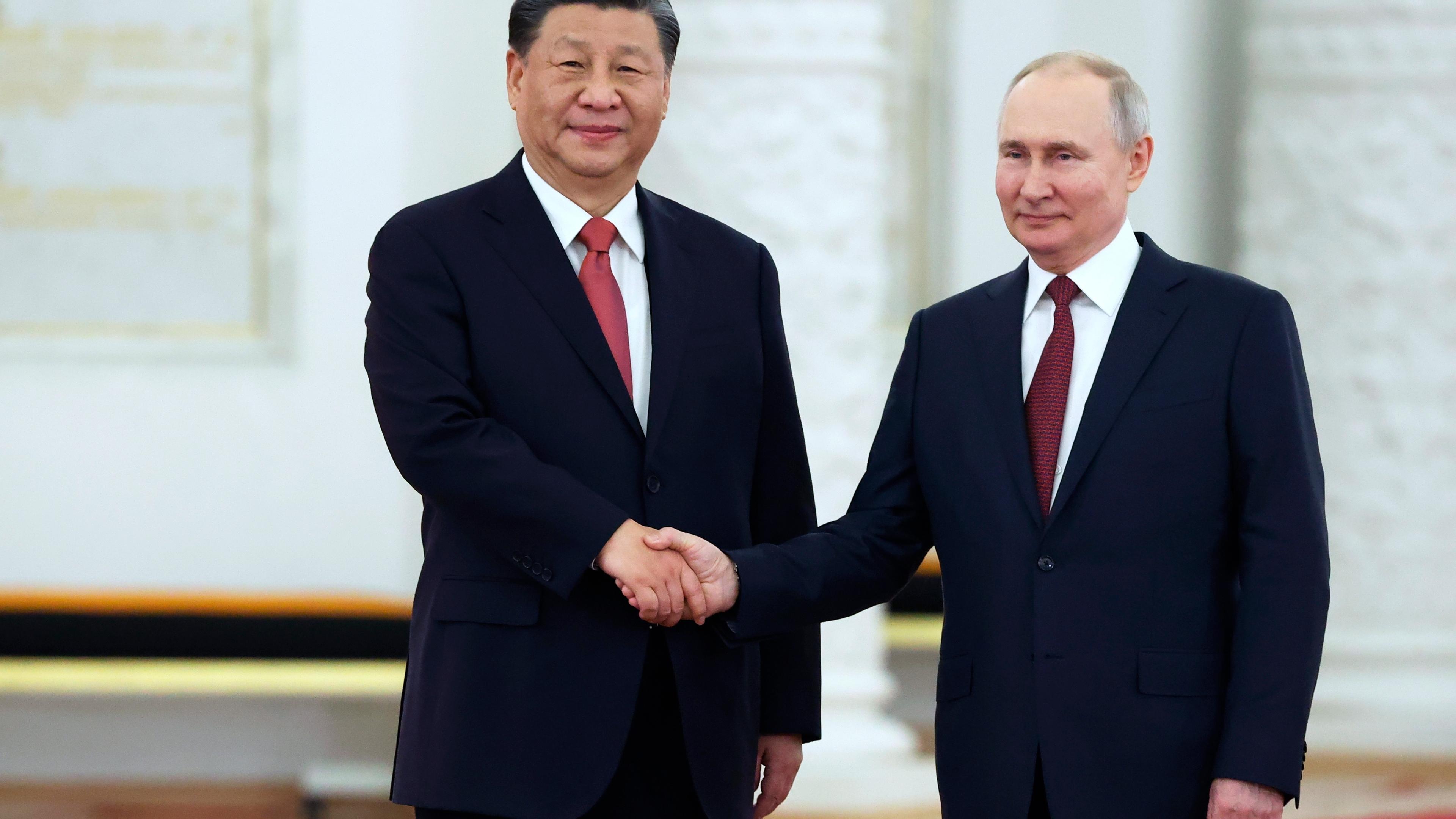Xi Jinping und Wladimir Putin begrüßen sich - 2023