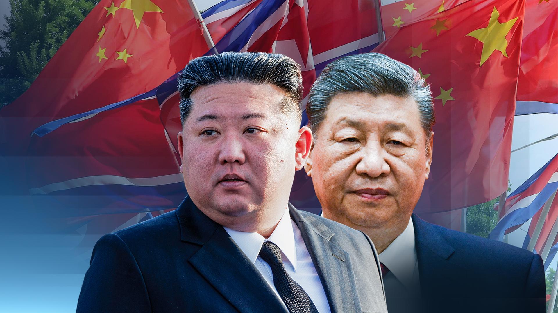 Staatschefs Kim Jong Un und Xi Jinping vor chinesischen und nordkoreanischen Flaggen