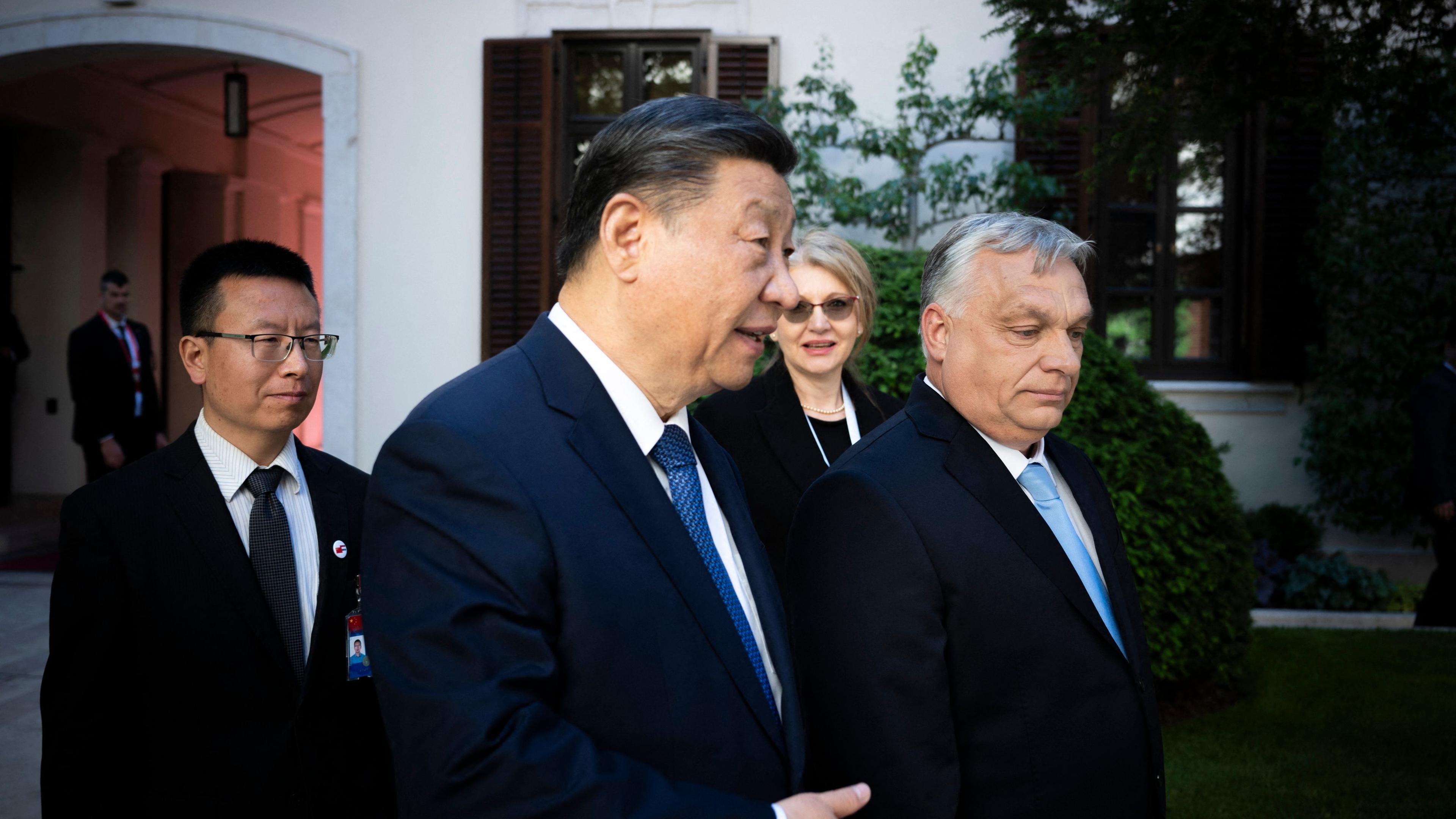 Chinas Xi mit Ungarns Orban in Budapest.