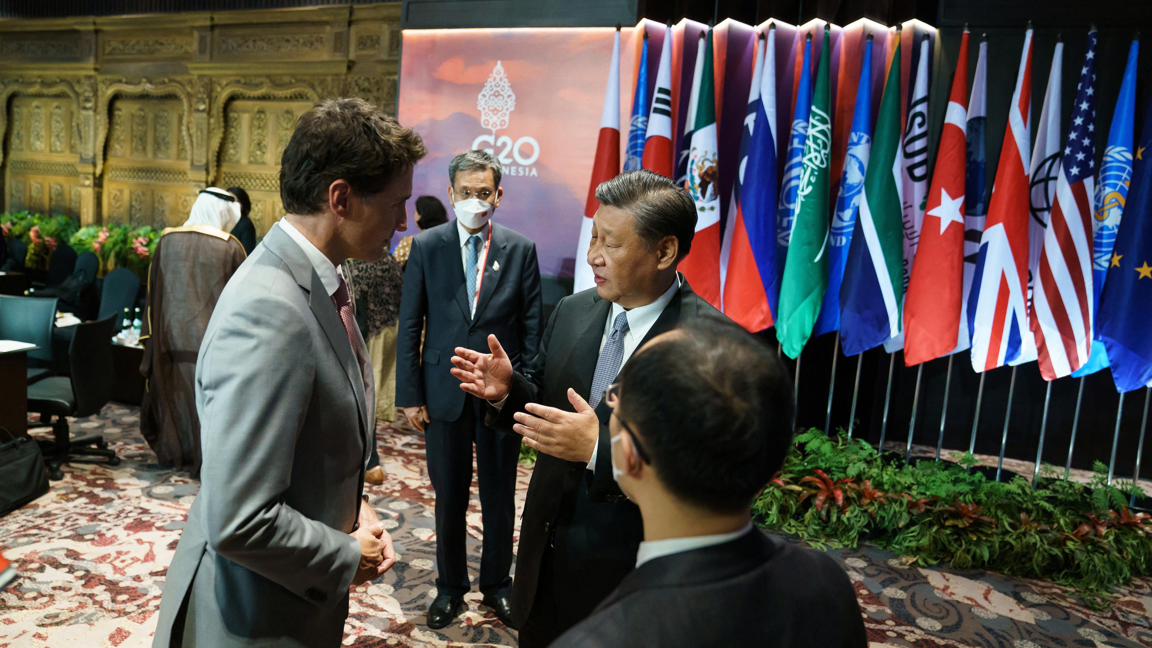 Xi und Trudeau sprechen auf dem G20 Gipfel miteinander.