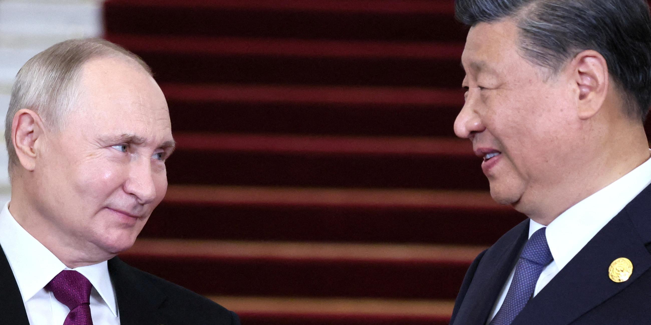 Archiv, 17.10.2023: Der russische Präsident Wladimir Putin spricht mit dem chinesischen Präsidenten Xi Jinping während einer Begrüßungszeremonie auf dem Belt and Road Forum in Peking, China.