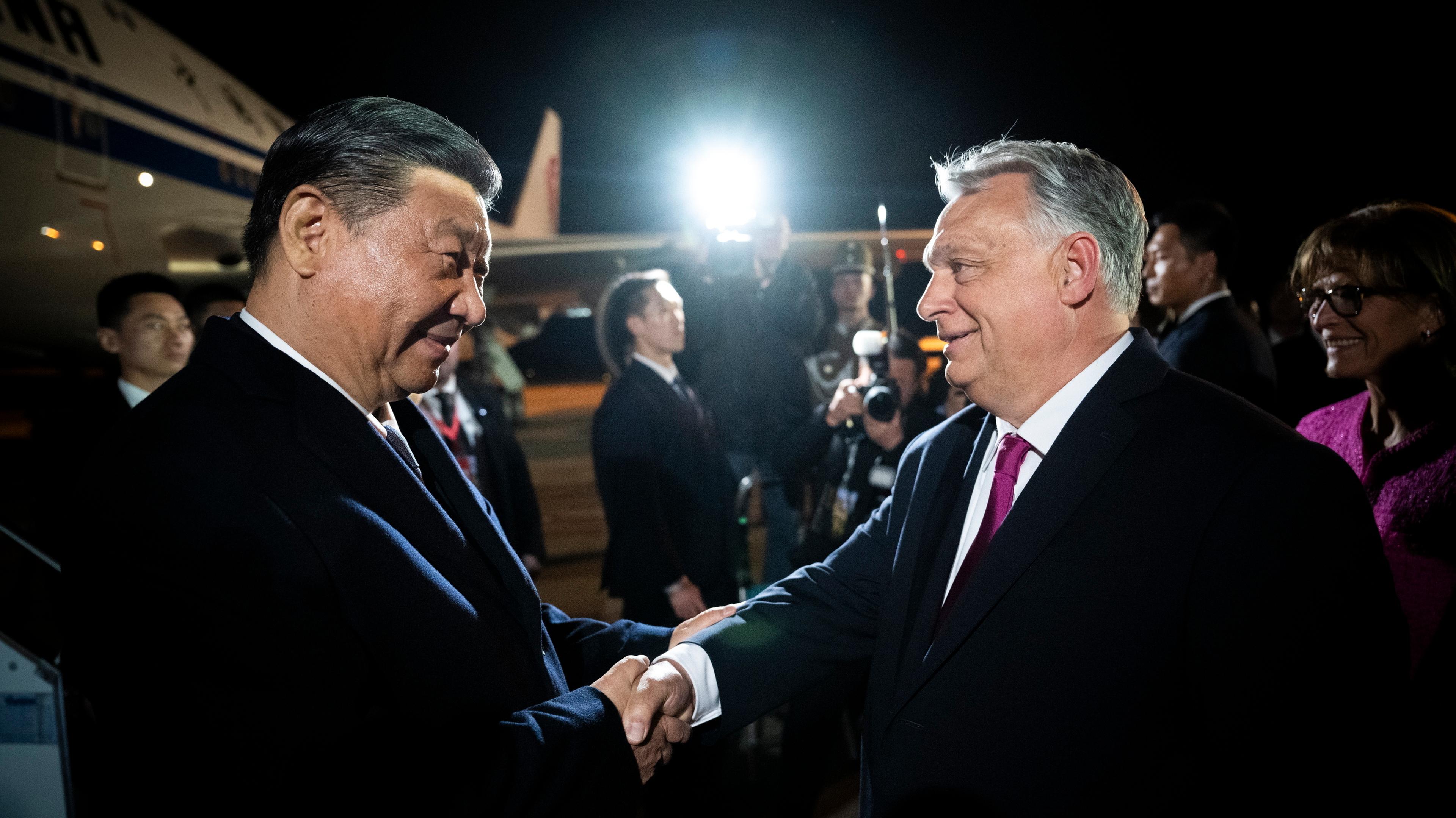 08.05.2024, Ungarn, Budapest: Auf diesem Bild begrüßt der ungarische Ministerpräsident Viktor Orban (r) den chinesischen Präsidenten Xi Jinping auf dem Flughafen Budapest Liszt Ferenc.