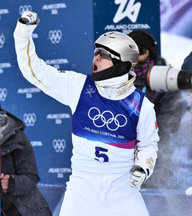 Wang Xindi jubelt im zweiten Finale der Freestyle-Skiing-Aerials der Männer am 20.02.2026 in Livigno. 