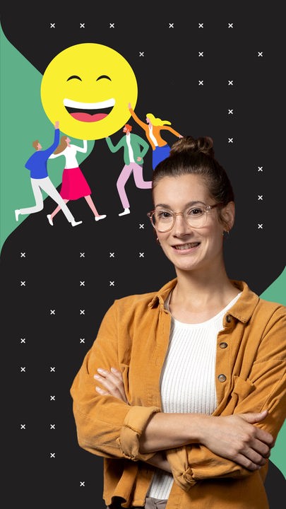 Lisa Budzinski steht lächelnd vor einer Grafik: Vier Personen halten darauf einen Lachsmiley in die Höhe.