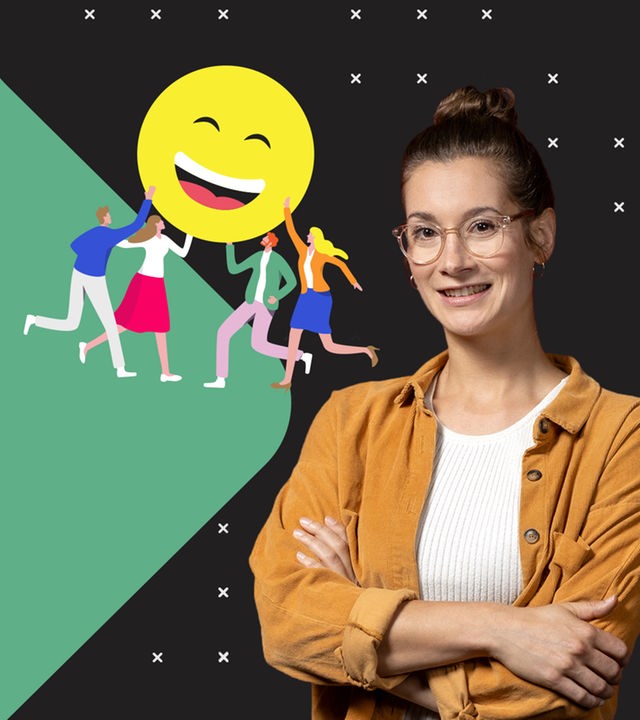 Lisa Budzinski steht lächelnd vor einer Grafik: Vier Personen halten darauf einen Lachsmiley in die Höhe.
