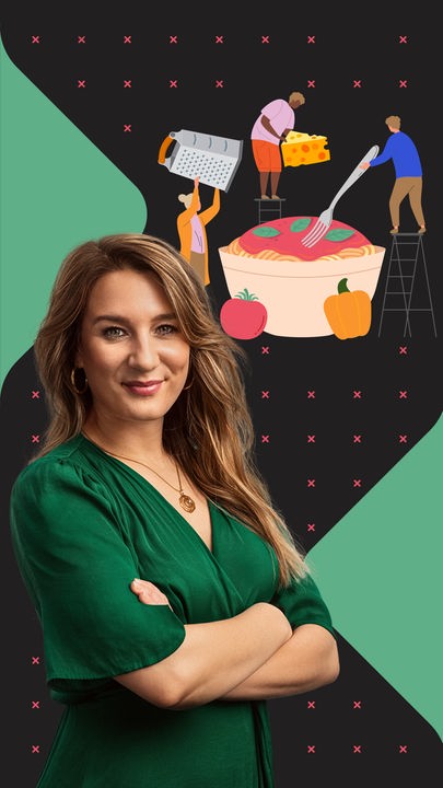 Jasmina steht vor einer Grafik, die eine überdimensionale Schüssel voller Spaghetti mit Tomatensoße zeigt, an der unterschiedliche Menschen sich jeweils mit Gabel, einem Käsestück und einer Reibe bedienen.