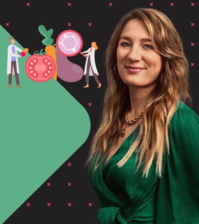 Jasmina Neudecker steht vor einer Grafik, auf dem Menschen im Arztkittel unterschiedliche Lebensmittel und Nahrungsergänzungspillen untersuchen.