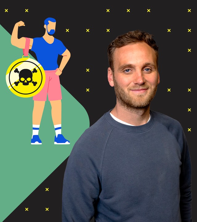 Leon Windscheid steht vor einer Grafik, die einen Mann mit einer Medaille um den angespannten Bizeps zeigt. Auf der Medaille ist ein Totenkopf zu sehen, der toxische Männlichkeit suggerieren soll.