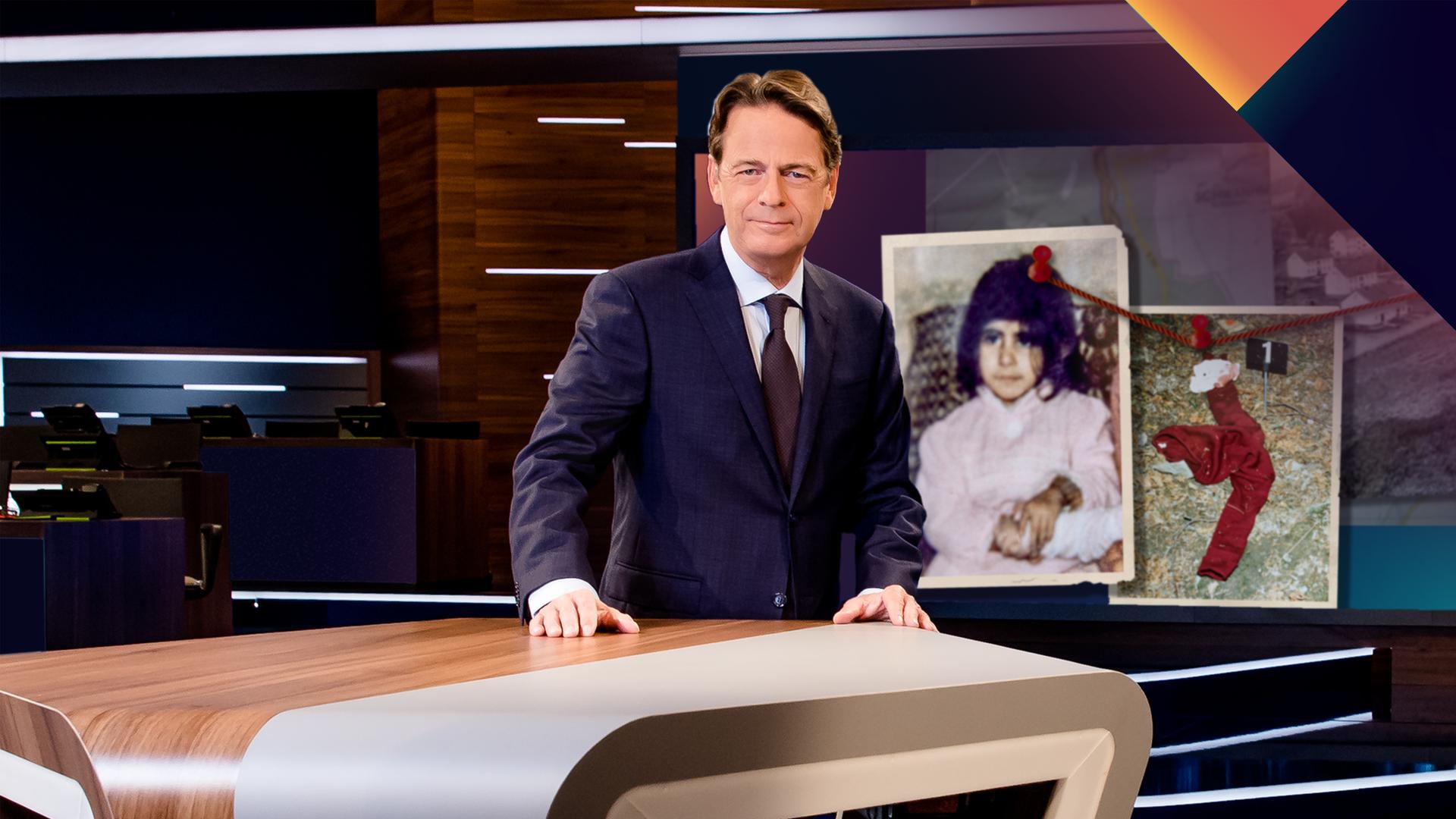 "Aktenzeichen XY... Ungelöst vom 26. November 2025": Rudi Cerne steht im Studio, im Hintergrund ein Bildschirm, auf dem ein Fall der Sendung abgebildet ist.