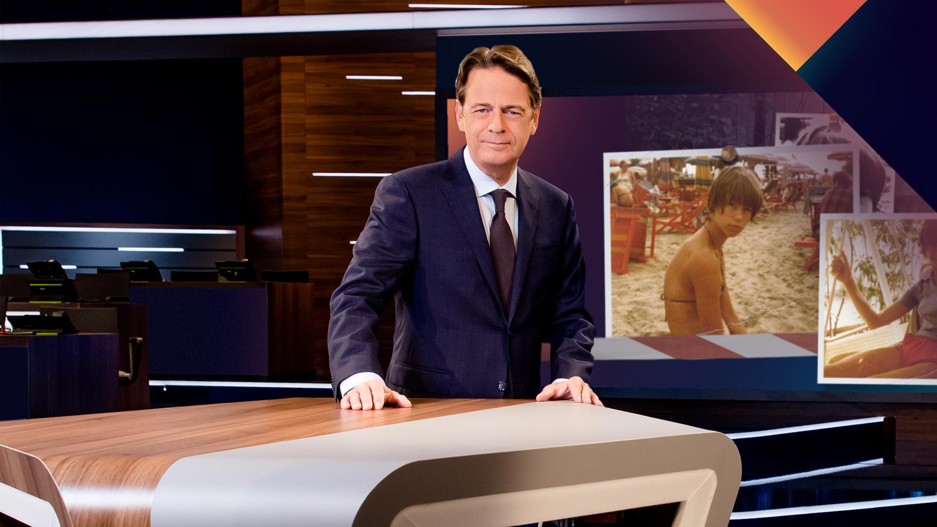 "Aktenzeichen XY... Ungelöst vom 21. Januar 2026": Rudi Cerne steht im Studio, im Hintergrund ein Bildschirm, auf dem ein Fall der Sendung abgebildet ist.