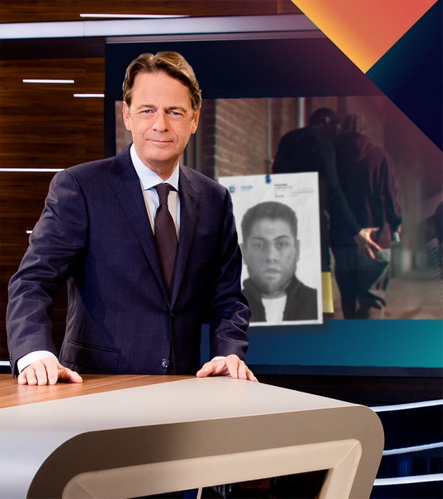 "Aktenzeichen XY... Ungelöst vom 25. Februar 2026": Rudi Cerne steht im Studio, im Hintergrund ein Bildschirm, auf dem ein Fall der Sendung abgebildet ist.