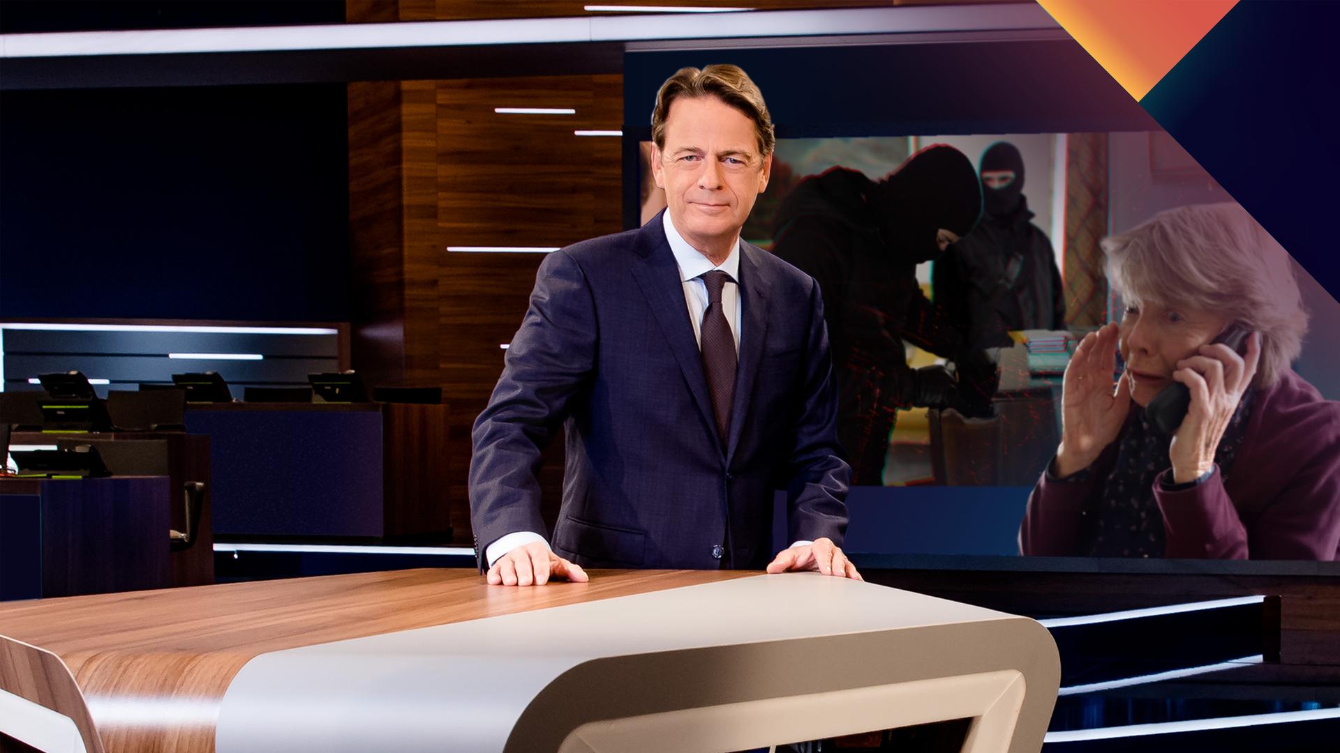 "Aktenzeichen XY... Ungelöst vom 18. März 2026":Rudi Cerne steht im Studio, im Hintergrund ein Bildschirm, auf dem ein Fall der Sendung abgebildet ist.