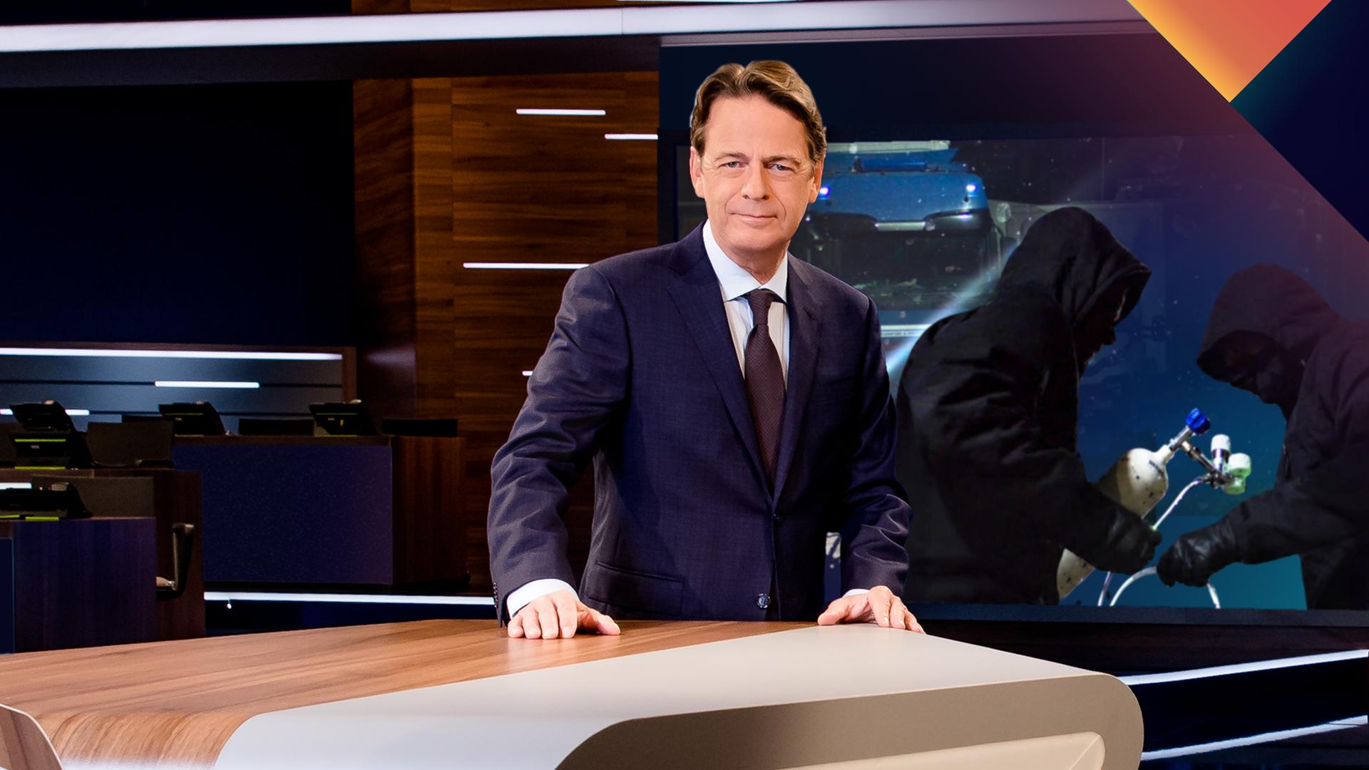 "Aktenzeichen XY... Ungelöst vom 03.06.2026": Rudi Cerne steht im Studio, im Hintergrund ein Bildschirm, auf dem ein Fall der Sendung abgebildet ist.
