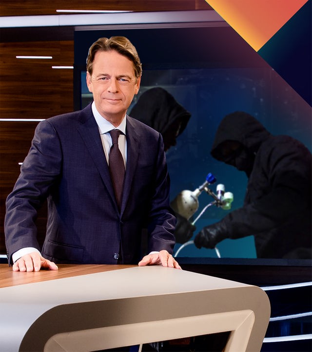 "Aktenzeichen XY... Ungelöst vom 03.06.2026": Rudi Cerne steht im Studio, im Hintergrund ein Bildschirm, auf dem ein Fall der Sendung abgebildet ist.