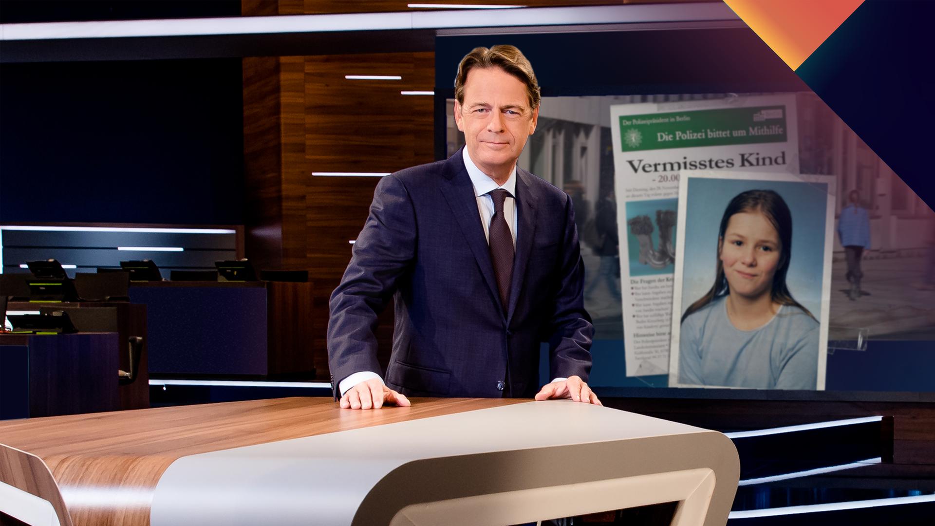 "Aktenzeichen XY... Ungelöst vom 19. August 2026": Rudi Cerne steht im Studio, im Hintergrund ein Bildschirm, auf dem ein Fall der Sendung abgebildet ist.