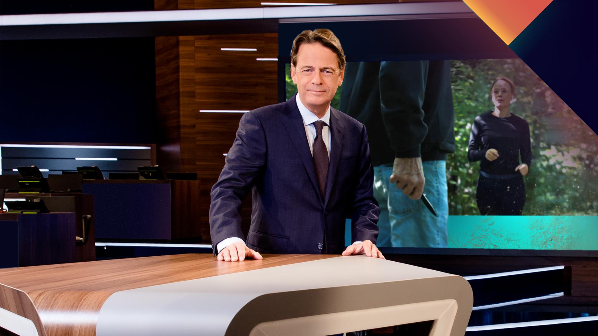 "Aktenzeichen XY... Ungelöst vom 09. September 2026": Rudi Cerne steht im Studio, im Hintergrund ein Bildschirm, auf dem ein Fall der Sendung abgebildet ist.