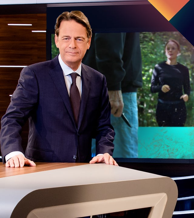"Aktenzeichen XY... Ungelöst vom 09. September 2026": Rudi Cerne steht im Studio, im Hintergrund ein Bildschirm, auf dem ein Fall der Sendung abgebildet ist.