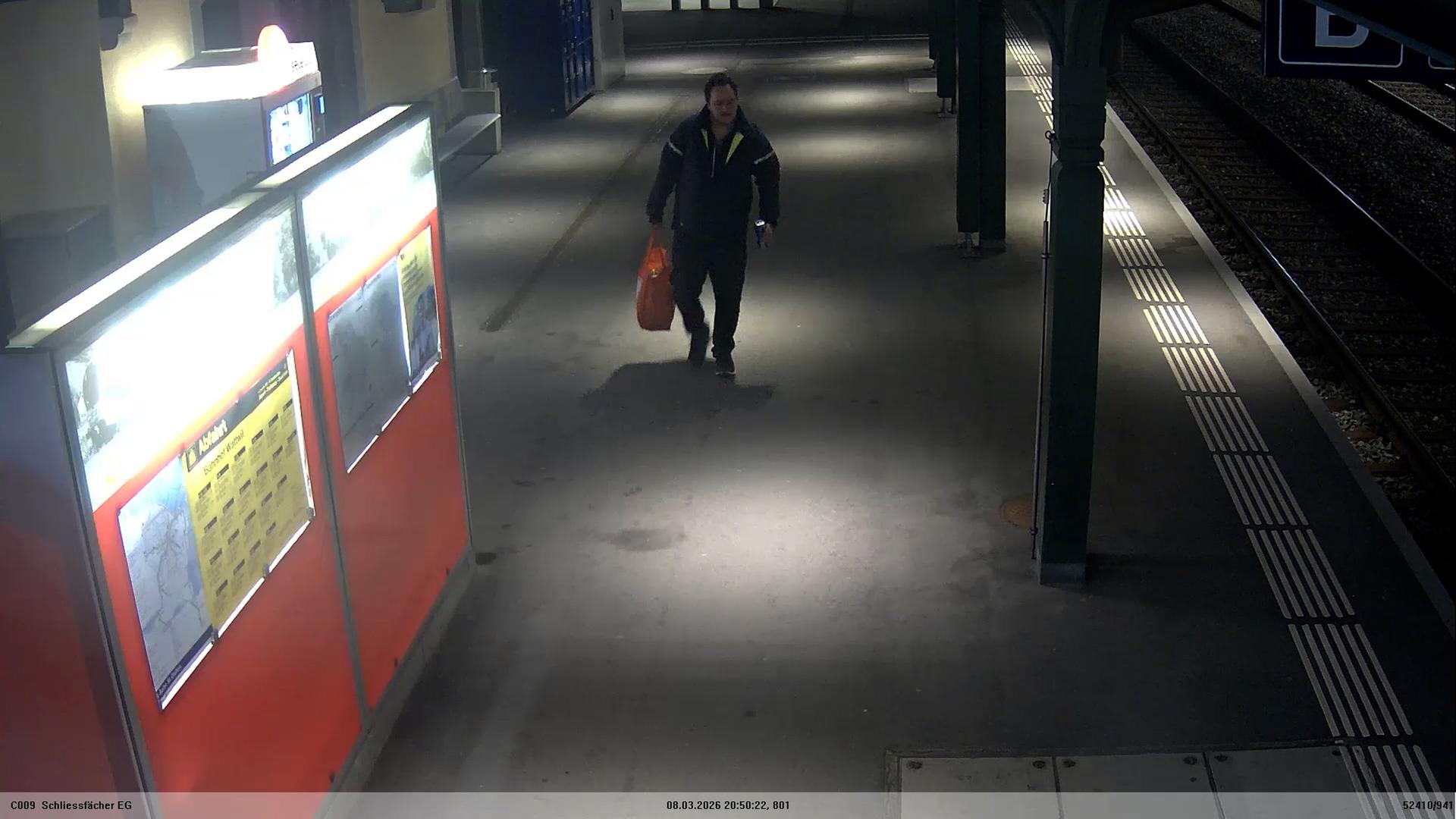 "Videoaufnahme zum Vermisstenfall Andreas Portmann aus der XY-Sendung vom 09.09.2026": Der Vermisste Andreas Portmann geht einen Bahnsteig entlang, wobei man die auffällige Bewegung seines Kopfes erkennen kann. 
