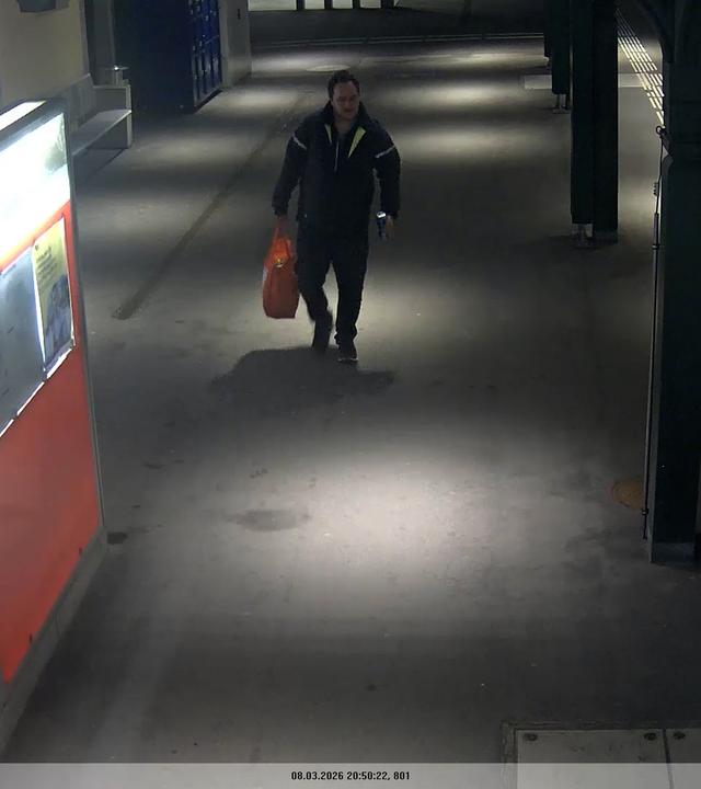"Videoaufnahme zum Vermisstenfall Andreas Portmann aus der XY-Sendung vom 09.09.2026": Der Vermisste Andreas Portmann geht einen Bahnsteig entlang, wobei man die auffällige Bewegung seines Kopfes erkennen kann. 
