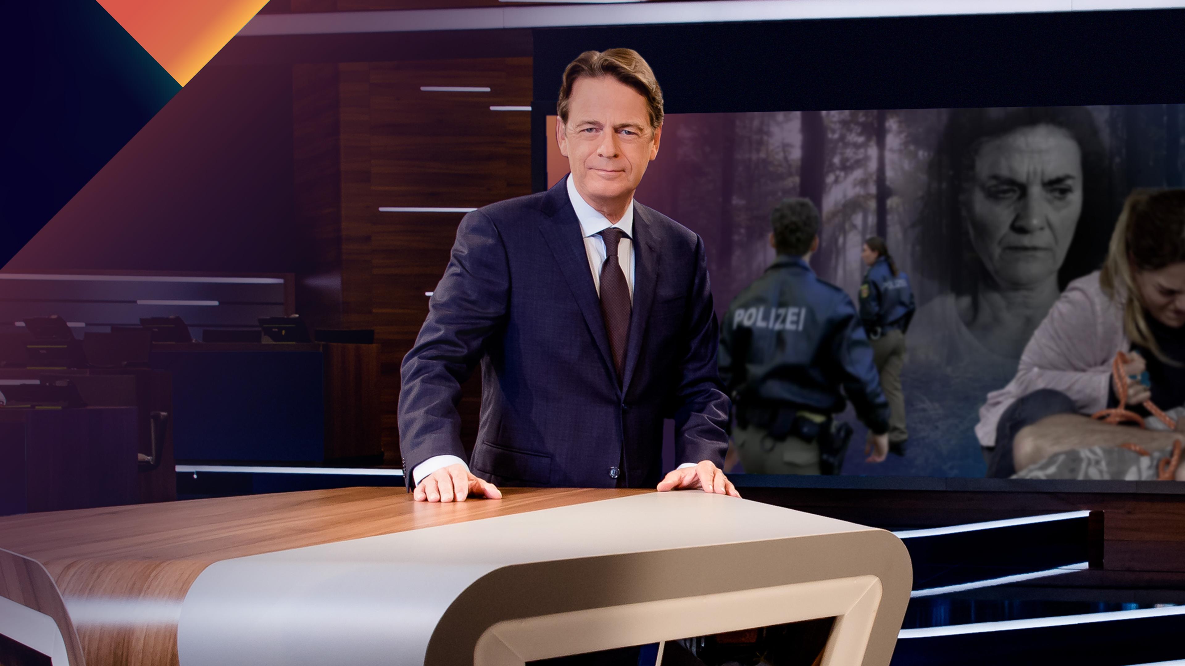 "Aktenzeichen XY... Gelöst vom 06. März 2024": Moderator Rudi Cerne steht im Studio, im Hintergrund ein Bildschirm, auf dem ein Fall der Sendung abgebildet ist.  