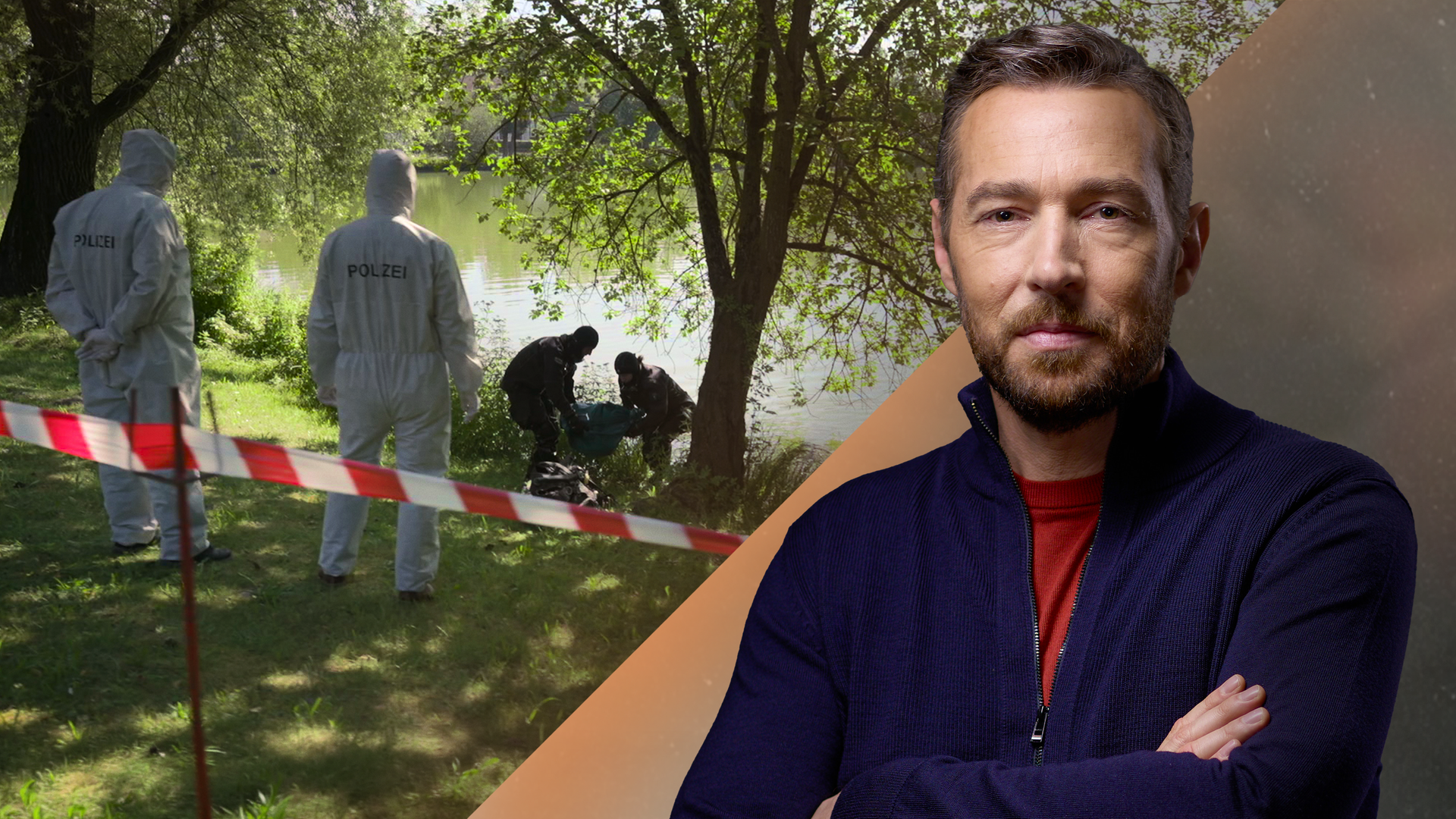 Fotomontage: Sven Voss rechts im Vordergrund. Im Hintergrund: Hinter einer Absperrung bergen zwei Männer eine Leiche aus einem Gewässer. Zwei Polizeibeamte in weißen Ganzkörperanzügen beobachten den Einsatz.