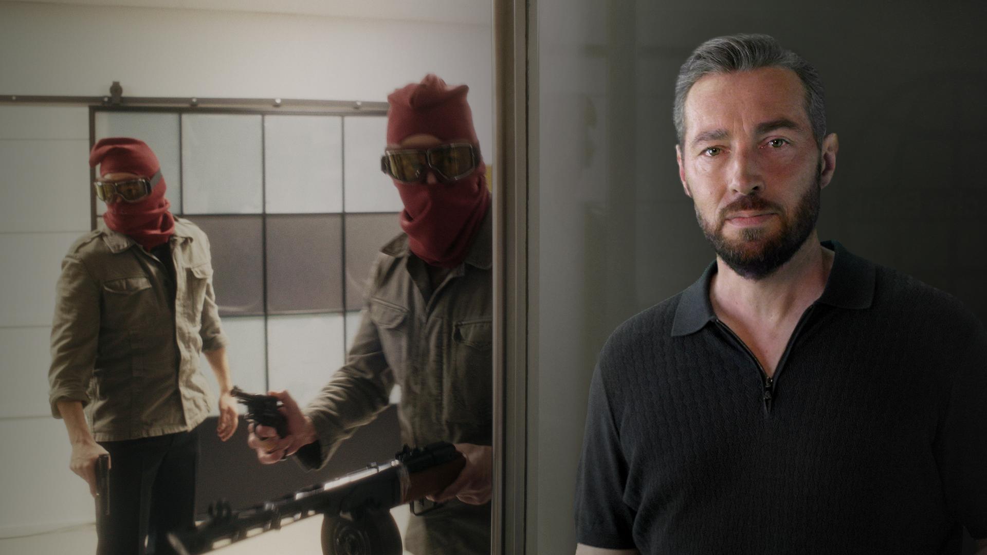 Zwei Bankräuber auf der Flucht, Moderator Sven Voss auf der rechten Seite.