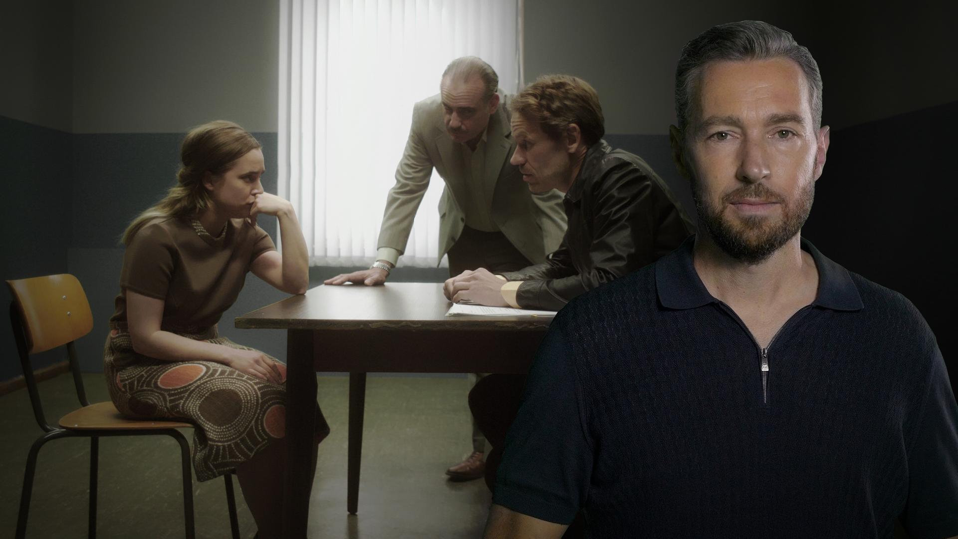 Eine Zeugin wird von zwei Polizisten in einem spärlichen Raum vernommen. Moderator Sven Voss rechts auf dem Motiv.