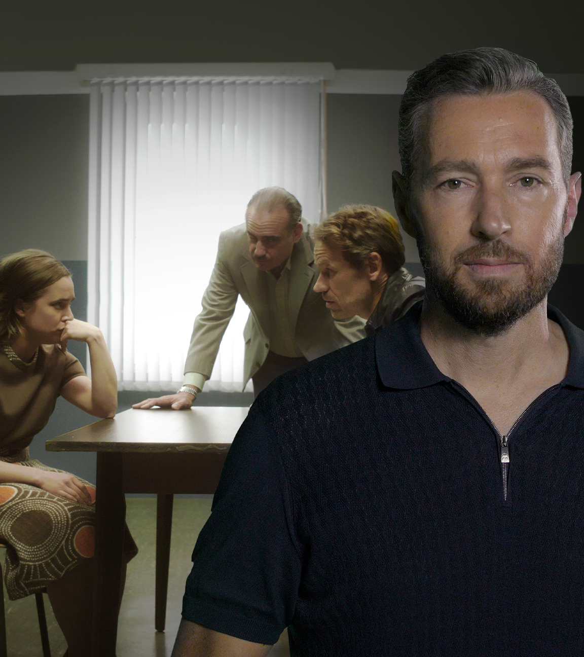 Eine Zeugin wird von zwei Polizisten in einem spärlichen Raum vernommen. Moderator Sven Voss rechts auf dem Motiv.