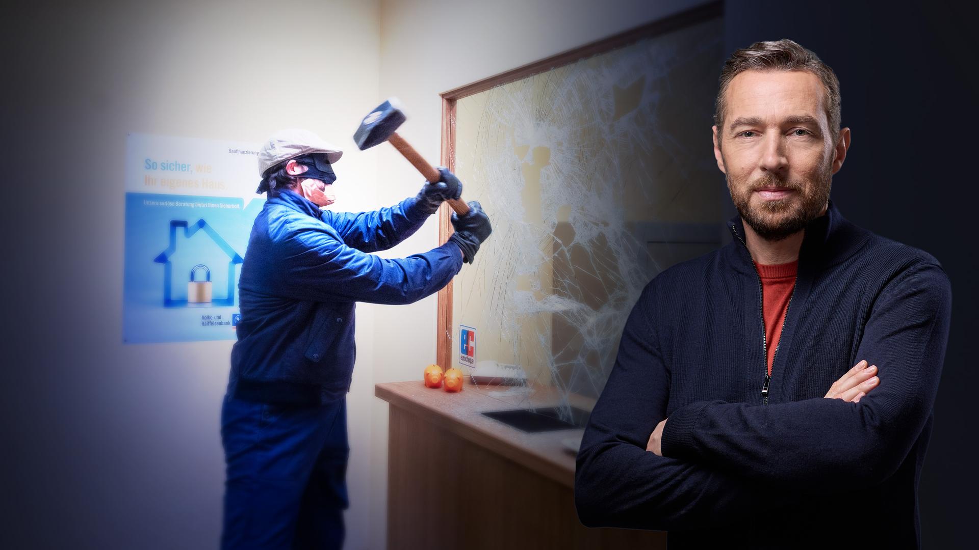 Sven Voss vor einem Foto von einem Bankräuber, der eine Scheibe mit einem Hammer zerschlägt. 