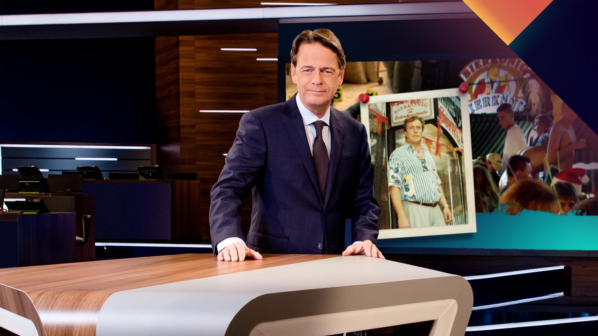 "Aktenzeichen XY... International vom 07. Oktober 2026": Moderator Rudi Cerne steht im Studio, im Hintergrund ein Bildschirm, auf dem ein Fall der Sendung abgebildet ist.